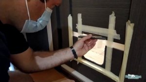 Установка дверцы для кошек "Барсик" в туалетную дверь со стеклянными вставками