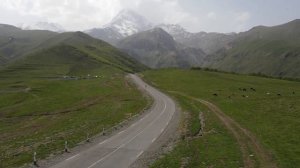 Троицкая церковь в Гергети и гора Казбек • Степанцминда, Грузия