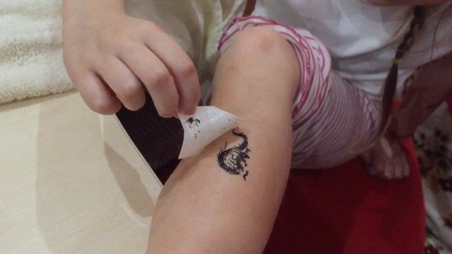 Как правильно клеить временные татуировки смотреть онлайн