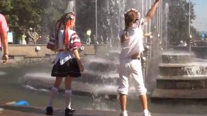 Девочки в вышиванках у фонтана 1 часть