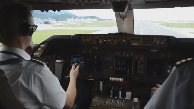 Взлет грузового самолета Боинг 747 вид из кабины пилота
