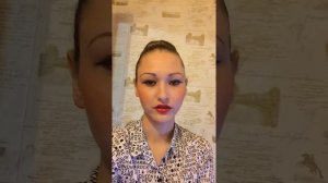 Девушка читает очень красивое и грустное стихотворение