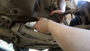 осмотр рулевой рейки правой стороны выявление стука у  Mazda 6 GG 2005