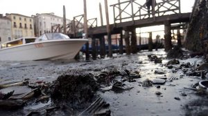 В Венеции пересохли каналы. Что рабочие обнаружили под водой?