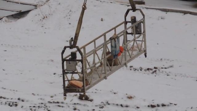 Стоит автокран на дороге, но рабочим через него не пронести подъемник фасадный автокран  поможет им
