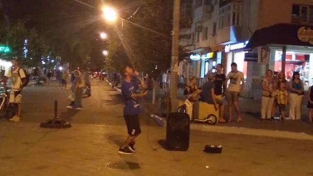 Парень инвалид поет. Заслуживает уважения смотреть онлайн