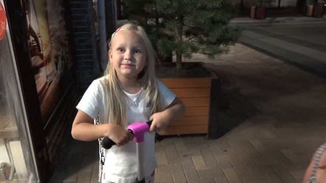 У Алисы НОВЫЙ САМОКАТ с музыкой для детей или Jet SCOOTER with music for children смотреть онлайн