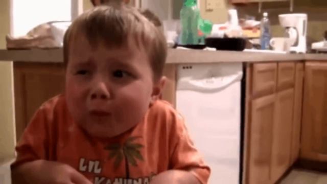 первый раз ест лимон смотреть онлайн