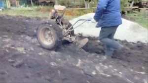 Пахота самодельным мотоблоком из бензопилы