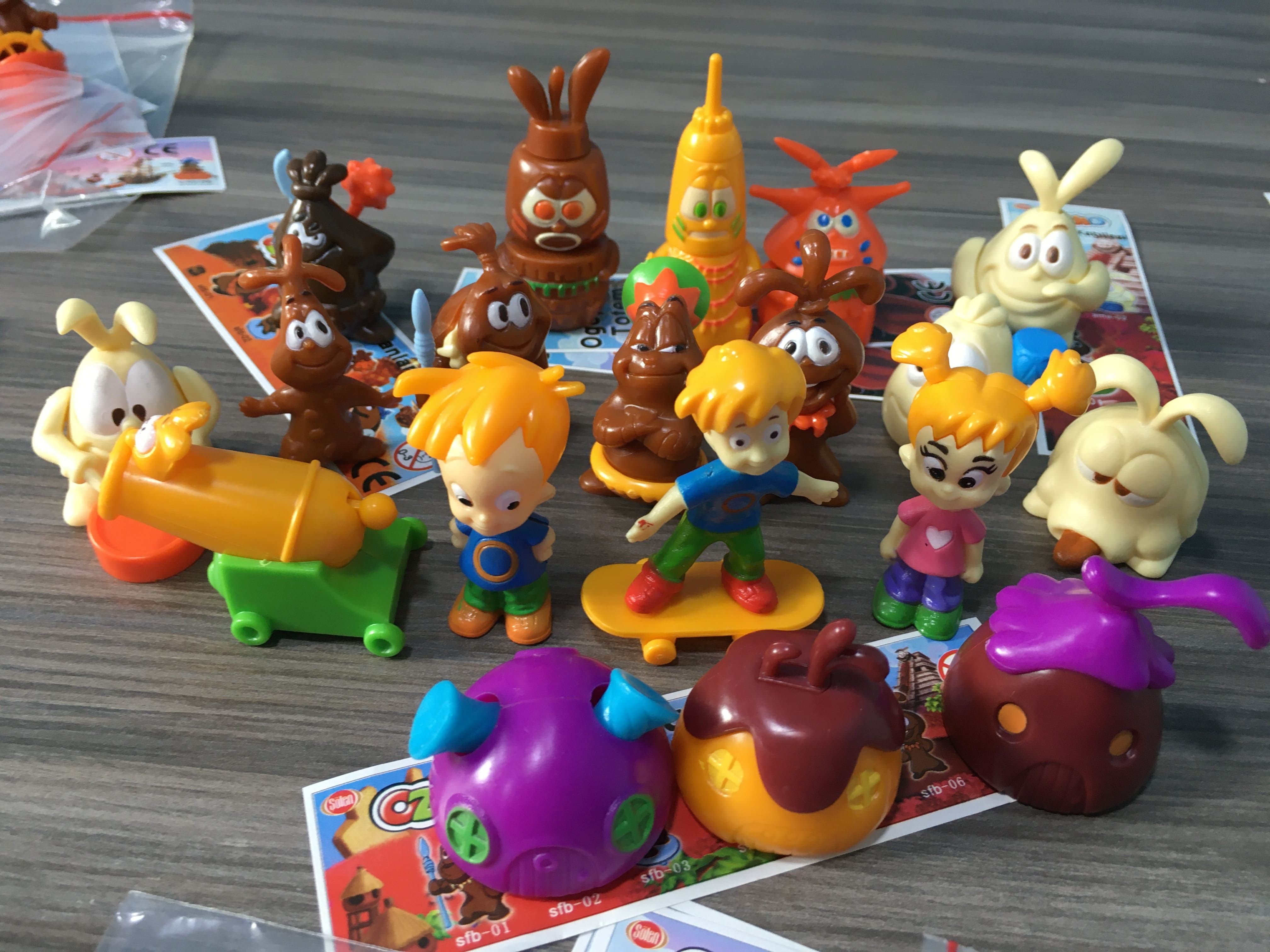 Collect toys. разные игрушки на полках. Bearbrick дизайн. Collect toys. мягкие игрушки покемон детализированная.