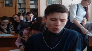 Обнажённой ступней глажу лютики. :')