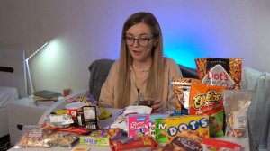 Ukrainian girl tries American sweets and snacks for the first time | ENGIn program