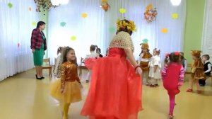 Танец с Осенью на празднике в детском саду Младшая группа