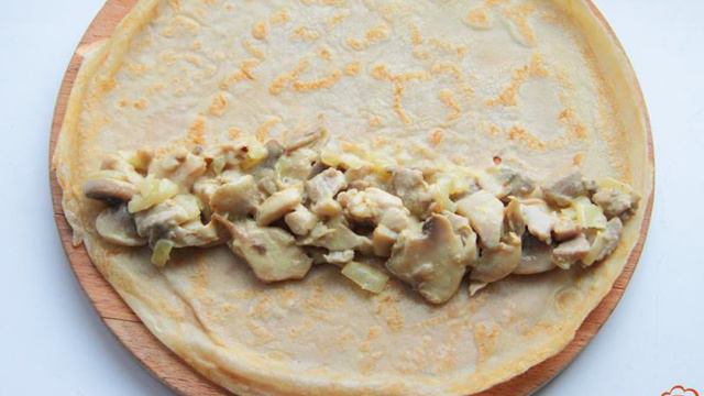 Блинный пирог Улитка с курицей и грибами