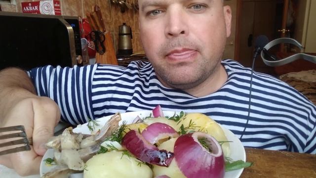 МУКБАНГ СЕЛЁДКА С КАРТОШКОЙ / обжор | MUKBANG HERRING WITH BOILED POTATOES смотреть онлайн