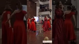 «Как будто Юля поет»: дочь покойной Началовой покрасовалась на сцене в платье оттенка гранатов