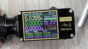 USB тестер FNIRSI FNB48 оценивает автомобильное зарядное устройство Baseus BS-C16Q1