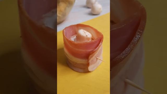 БЫСТРАЯ ГОРЯЧАЯ ЗАКУСКА с шампиньонами и беконом ? Горячая закуска на праздничный стол в духовке