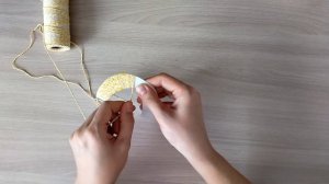 Из пластикового ведра вырезала овал и сделала держатель для для штор. Делюсь идеей