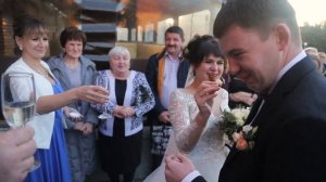 Свадьба, встречаем молодых свадебным караваем