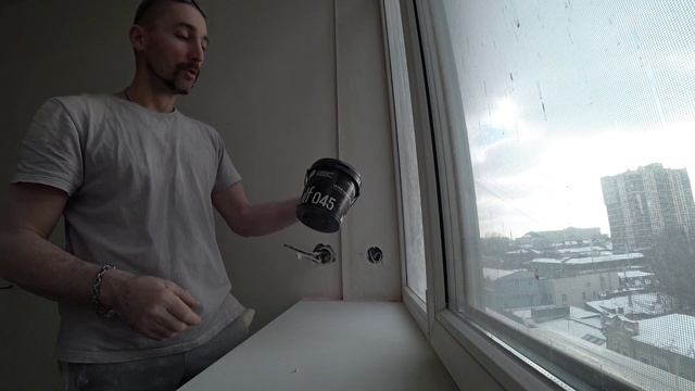 Шпаклёвка откосовпримыкания окна специальной шпаклевкой чтобы не было отслоения.