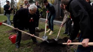 Высадка "Сирени Победы" в Лошицком парке Минска 1 мая