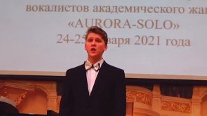 "Скажите, девушки, подружке вашей", поет Котельников Александр.