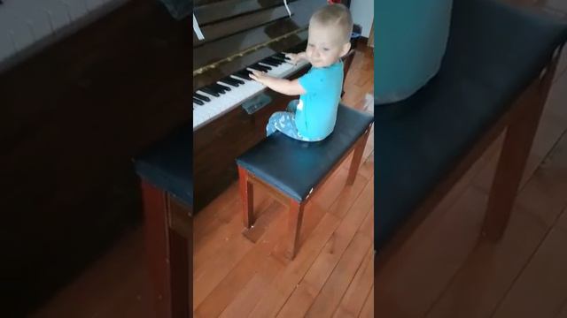 1,5 year old boy plays piano , Bİr buçuk yaşındaki müzisyen, 1.5岁弹钢琴, 1,5 года играет на пианино