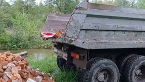 Копаю пруд на даче миниекскаватором Volvo. Делаю заезд на участок.