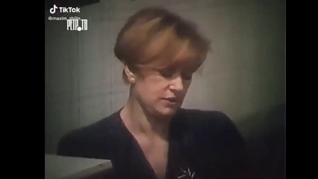 Всё барахло и лишь две вещи стоящие: Советская женщина и автомат Калашникова.