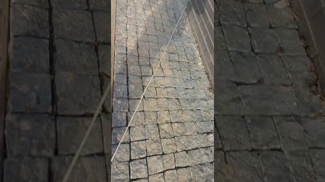 Гранитная отмостка, мощение колотой брусчаткой из гранита Габбро вокруг дома.