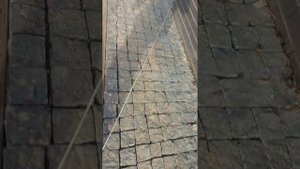 Гранитная отмостка, мощение колотой брусчаткой из гранита Габбро вокруг дома.
