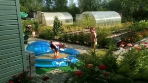 Ваня с подругой Стеллой купаются в бассейне на даче в Костроме