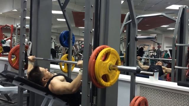 Наклонный жим штанги в тренажере Смита смотреть онлайн