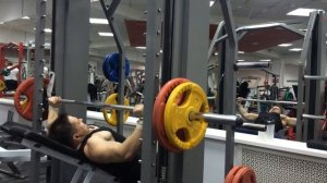 Наклонный жим штанги в тренажере Смита