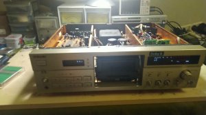 Богатый внутренний мир SONY TC-K555ESJ.