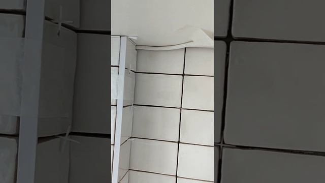 съёмный короб на рабочей зоне, фартук из плитки.
