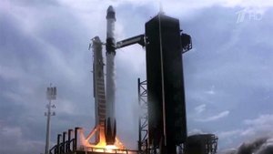 Американский космический корабль Crew Dragon вернулся с орбиты на Землю