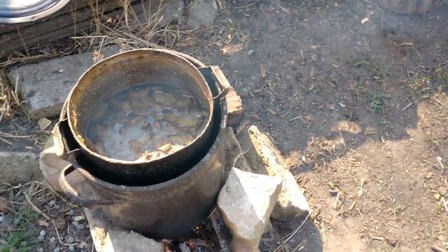 Простая эффективная печь для приготовления пищи на улице прототип из хлама