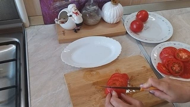 ДВА РЕЦЕПТА ГОТОВИМ С ВАМИ. БЕЛОРЫБИЦА В ДУХОВКЕ И ПОМИДОРЫ С СЫРОМ МОЦАРЕЛЛА.