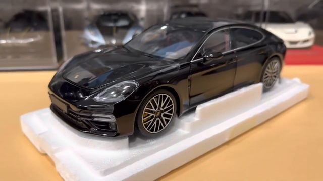 113061076 Minichamps Porsche Panamera Turbo S 2020 black 1:18 смотреть онлайн