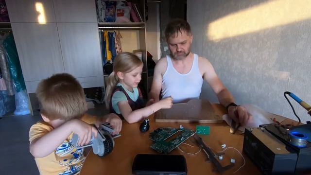 Делаем машину из робота-пылесоса. смотреть онлайн