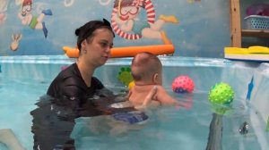 Грудничок в первый раз ныряет в бассейне. Как дети плавают под водой? Подводная съёмка.