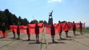 Танцевальный флешмоб от учителей Яхромской школы №1 ко Дню памяти и скорби.
