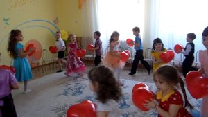 Танец-вход с воздушными шарами на 8 марта / День матери в детском саду