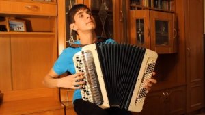 Классно парнишка на баяне играет