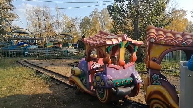 Даша играет в парке развлечений. Катаемся на каруселях! Машинки! #детскоевидео #паркразвлечений