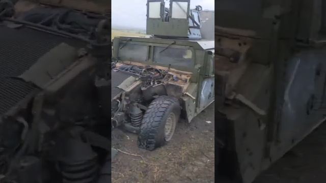 Подорвавшийсся на мине бронеавтомобиль Humvee ВСУ, американского производства.