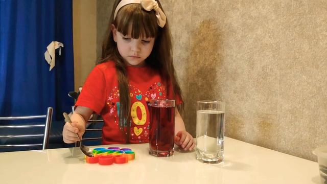 Что такое pop it? И что с ней можно делать. Лайфхак от Алины!Поп ИТ. Funny kids Костя и Алина. смотреть онлайн