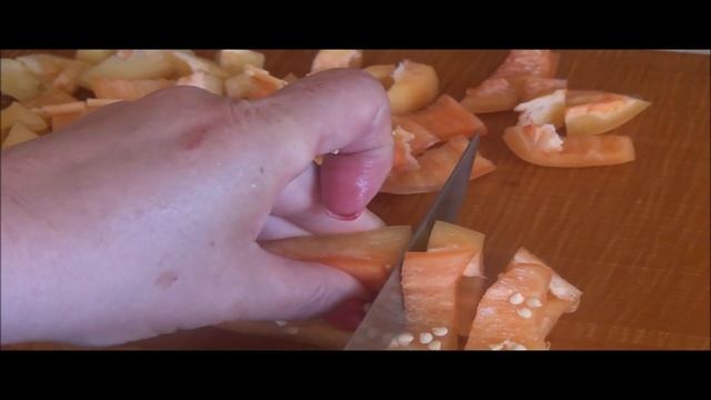 Консервируем ВКУСНЕЙШИЙ салат из помидоров, перца, лука и моркови смотреть онлайн